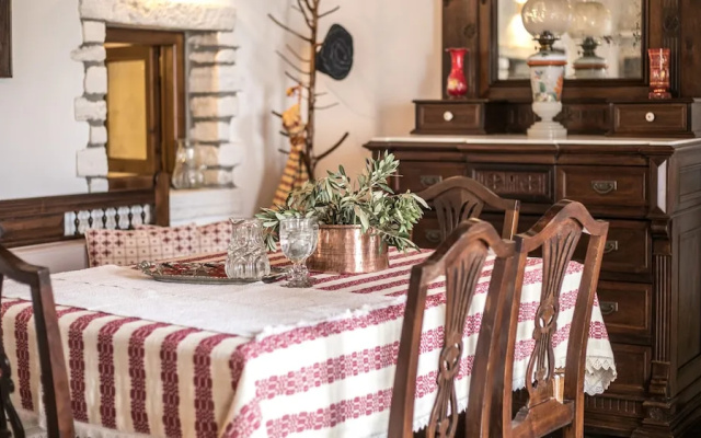 Traditional Inn Pirethron