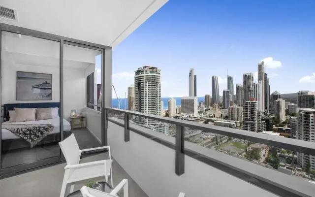 Surfers Paradise 1-bed With Stunning Views & Pool