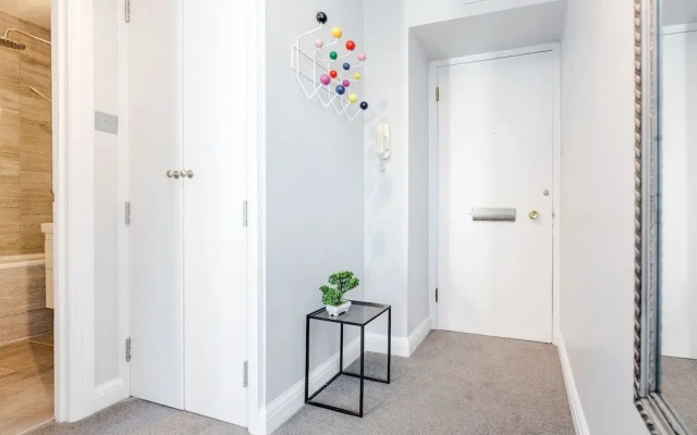 Stylish Riverview Apt with Roof Terrace