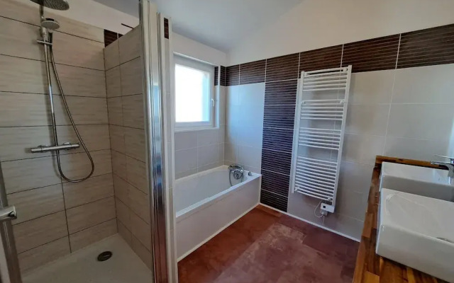 Holiday Home in Cleder Near Les Amiets Beach