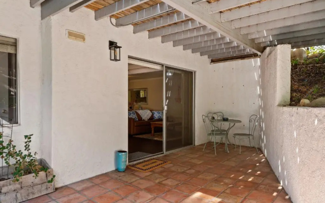 Santa Barbara Cozy Studio with Private Patio