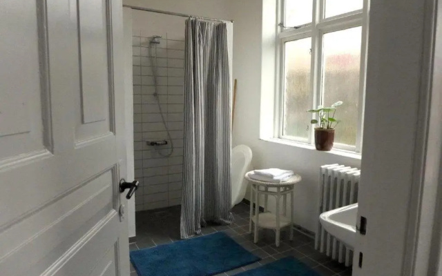 To sammenhængende værelser med udgang til have