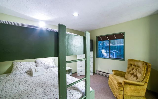 55sl - Hot Tub - Wood Stove - Sleeps 10 Home