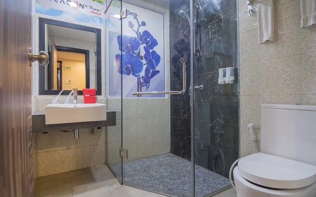 RedDoorz Plus near Mall Nagoya Hill Batam 3