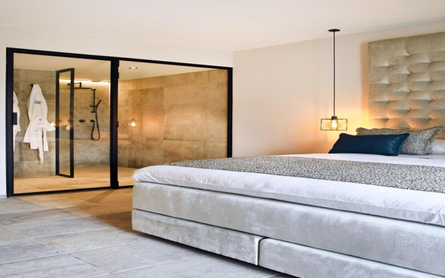 Villa With Pool & Suites for 12 Guests