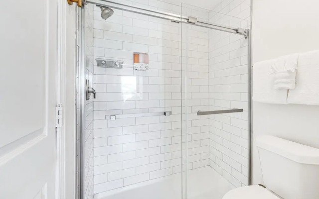 5 Mi to Strip! Pointe Royale Condo w/ Indoor Pool
