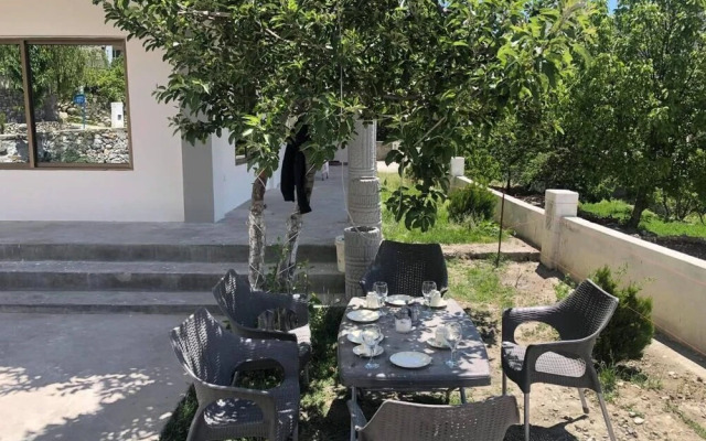 Hotel Hunza White House