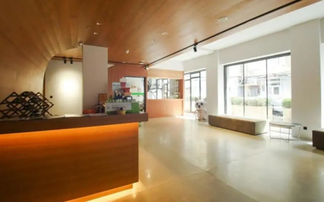 Guoshi Hotel (Dalian Donggang Business District Harbour Plaza Subway Station)