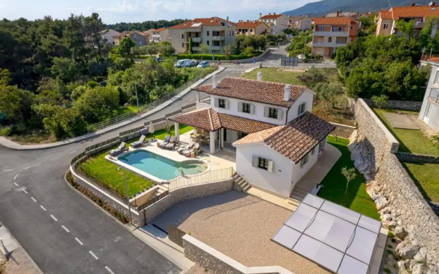 Villa Leucolea with pool