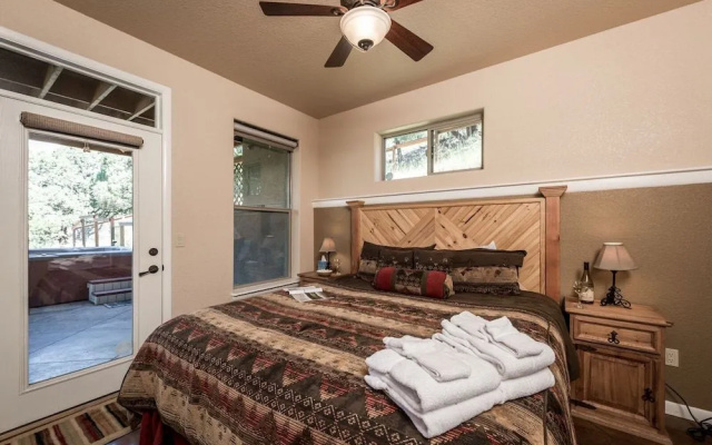Adobe Mountain Views - Four Bedroom Cabin with Hot Tub