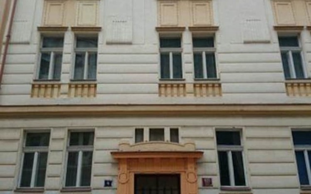 Отель Prague's Rainbow Guest House вид на фасад