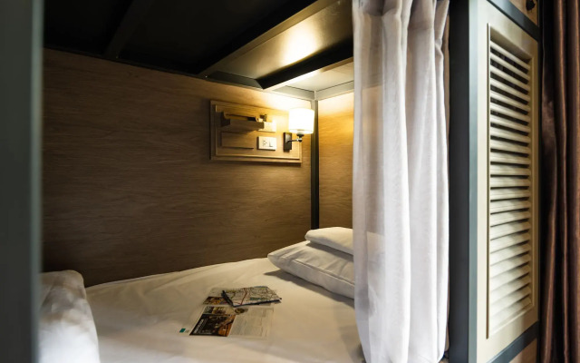 Warm Window Silom - Hostel