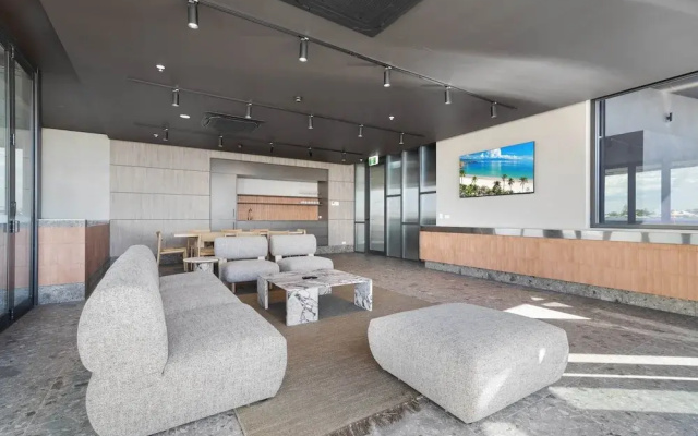 Coastal Apartment With Rooftop Pool