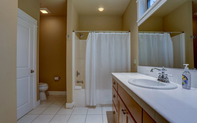 Big Pine Home with Hot Tub Close to Deschutes River Trail by RedAwning