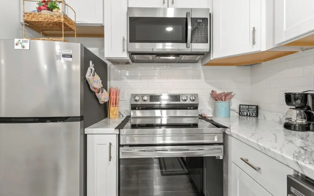 Charming Dallas Apartment Near Airport