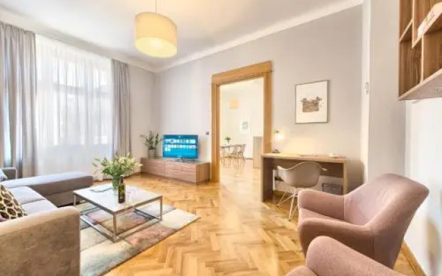 Spacious And Bright Apartment Dusni 13