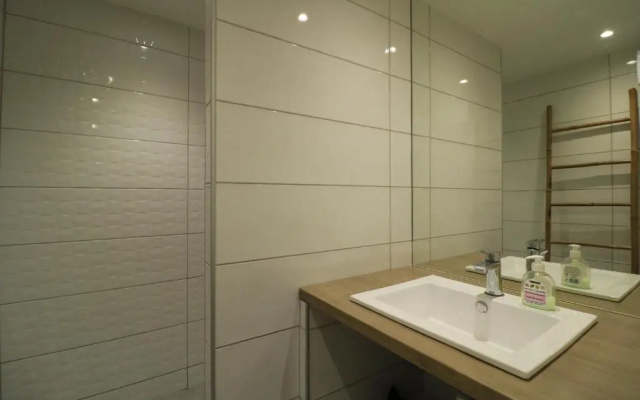 LUMINEUX 3 PIECES RENOVE FACE AU PORT l! A2B218