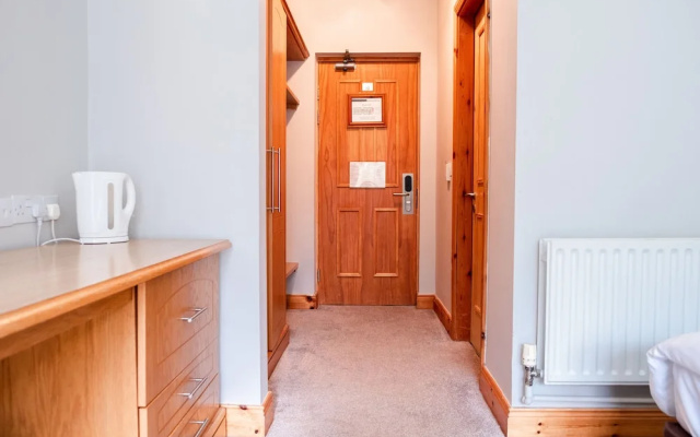 Woodenbridge Hotel & Lodge