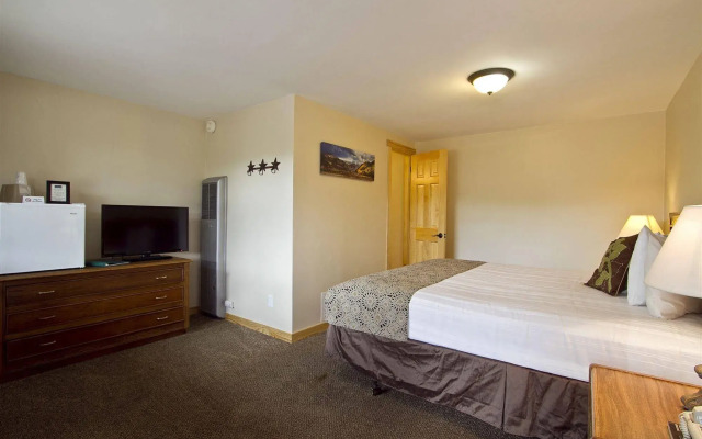 Coyote Mountain Lodge