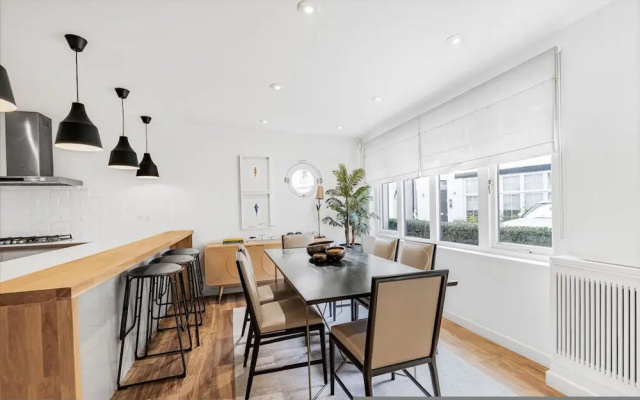 4-bed House Next To Harrods Private Parking