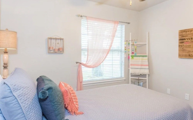 Fredericksburg Fun 3 Bedroom Apts by Redawning