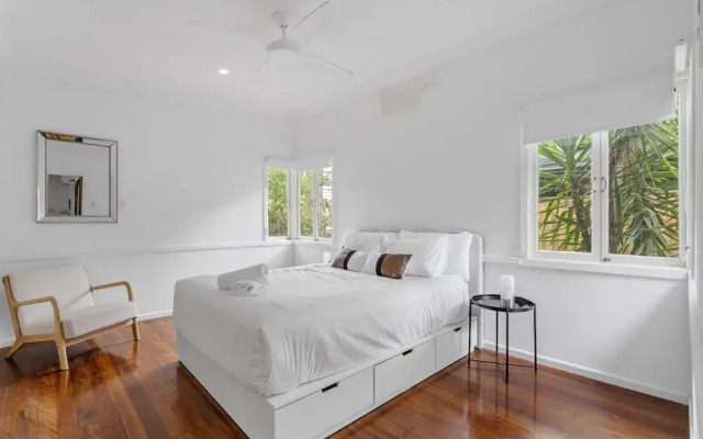 Spacious 3-bed Stay With Balcony and BBQ