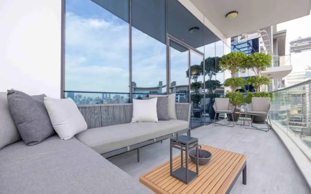 Sophisticated 1BR Palm Apt w Beach Access