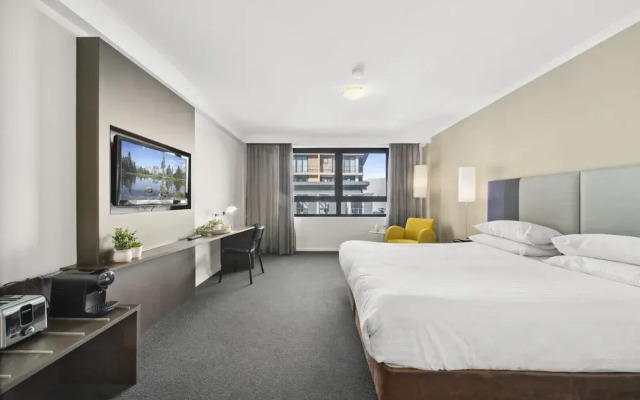 Bright Studio With Pool Access in Parramatta