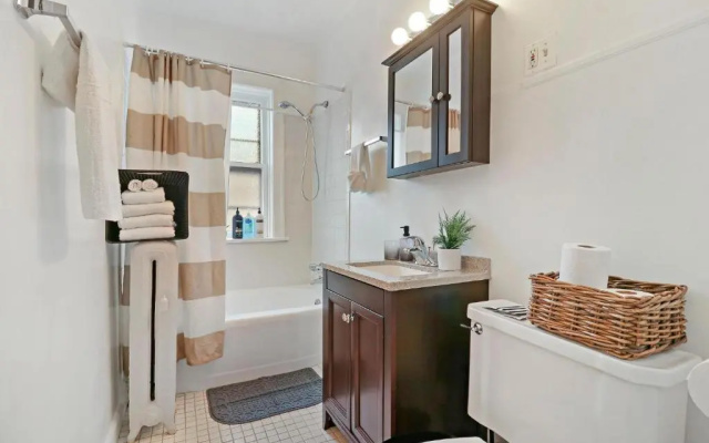 Simple and Roomy 1BR Apt in Evanston