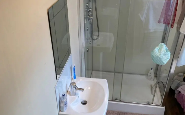 6 Bed - 5 Bath - Sleeps 6 - Free Parking