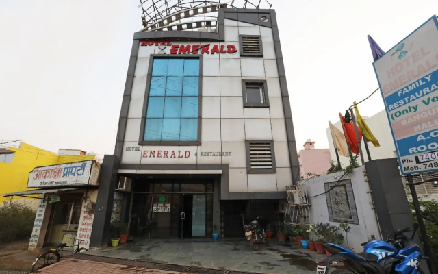 Hotel Emerald by OYO Rooms