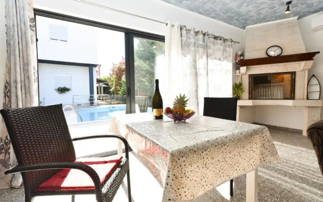 Bright Studio Apartment With Pool View