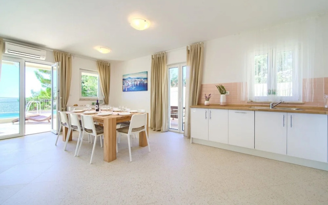 Villa in Cres With Sea Views & Pool