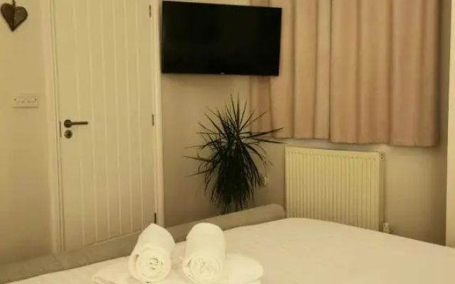 3 Bed Holiday Home in Llandeilo with Log Burner