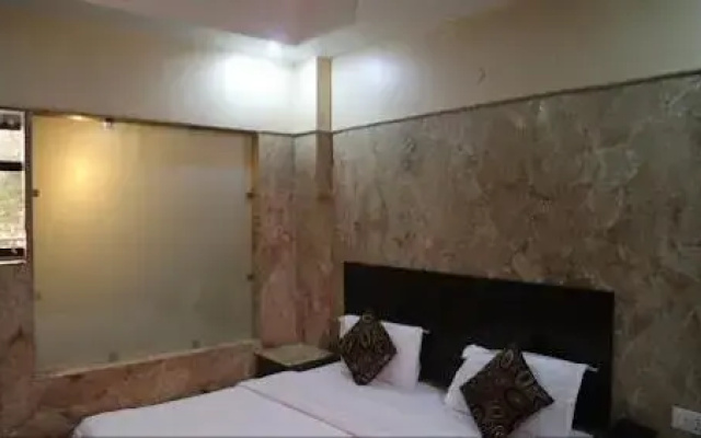 OYO Premium WEA Karol Bagh 2