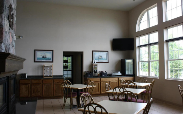Magnuson Grand Hotel Lakefront Paradise