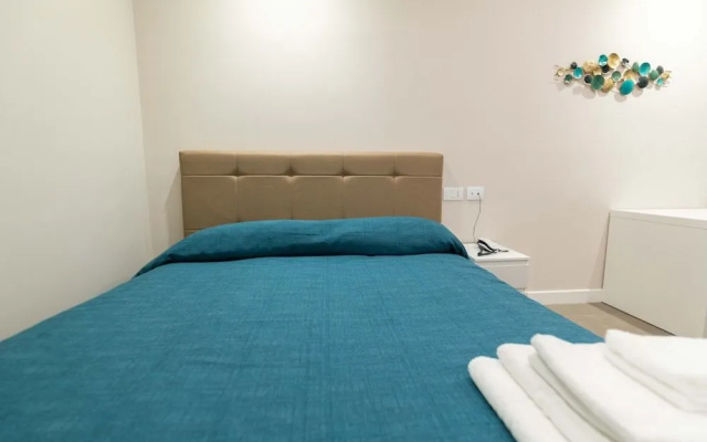 8 Rooms Hotel