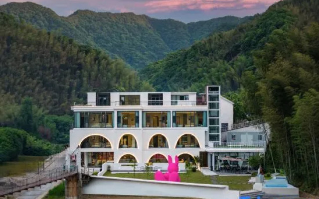 Under the Moon Inn (Jingxian Yueliangwan Scenic Area Store)