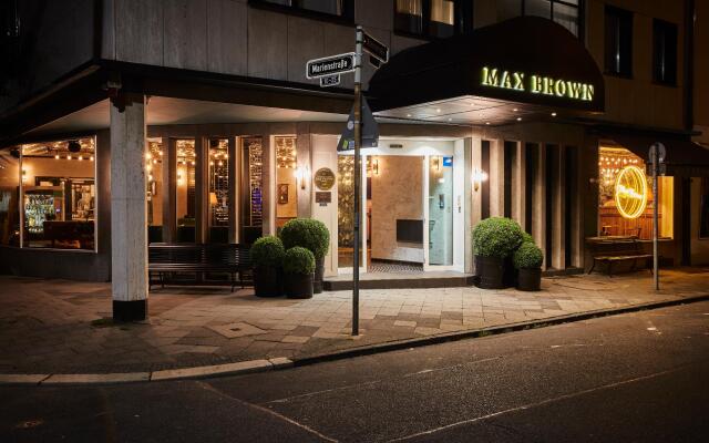 Отель Max Brown Midtown вид на фасад