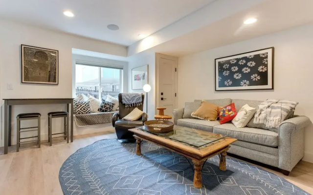 Jefferson Park Apartment: Walk to Empower Field!