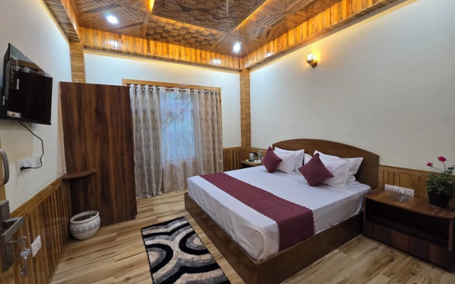 The Wooden Nook Chail