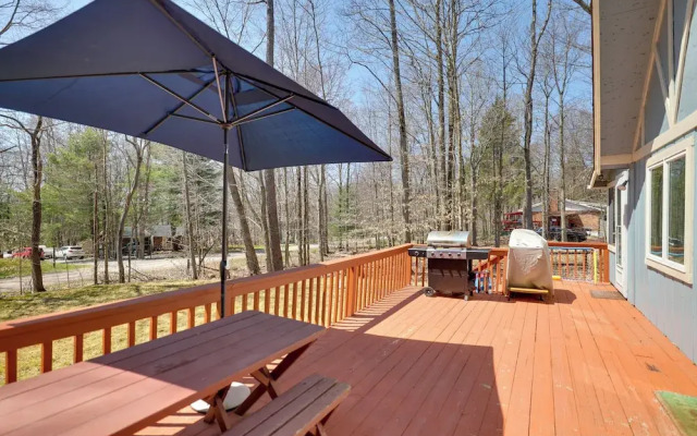 Walk to Beach: Pocono Lake Cabin w/ Pool Access!