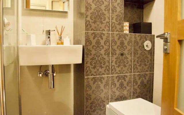 Trendy 2 Bedroom East London Flat