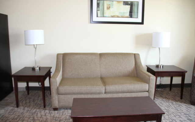 Cobblestone Hotel & Suites – Devils Lake