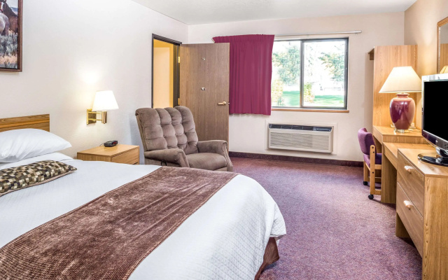 Super 8 By Wyndham St. Regis