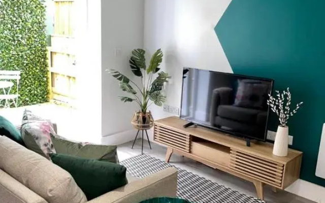 Gorgeous New 1 Bed, Town Centre,Parking,Garden