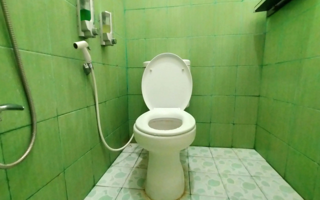 RedDoorz Syariah @ Danesti Homestay Near Bandara Sultan Hasanuddin