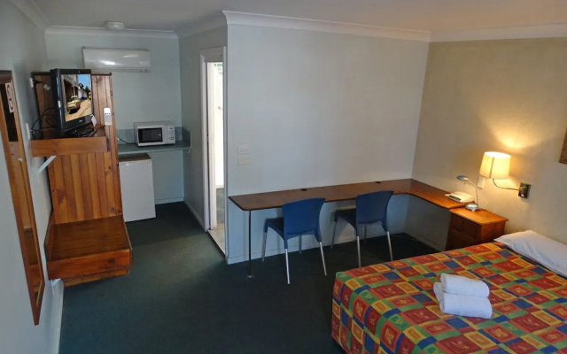 Colonial motor inn