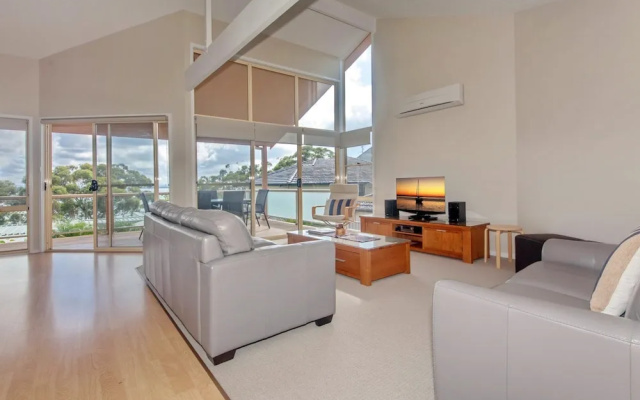Moy at Nelson Bay, 2/30 Thurlow Avenue