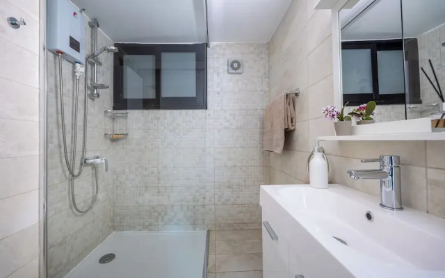 Trygoni Court - Elegant Downtown 3-bdr Apartment